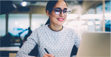 Women smiling at her laptop