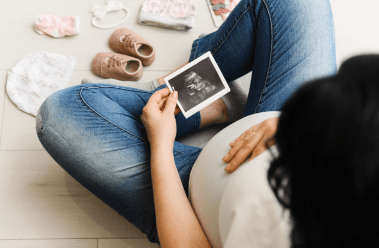 Women with her sonnogram